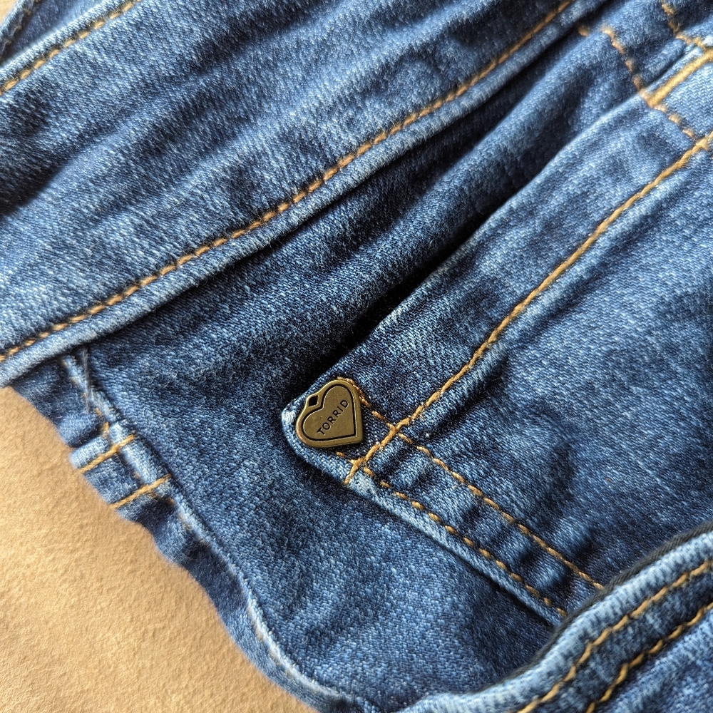 Torrid Denim Relaxed Boot Jeans! Size 24R - Picture 4 of 6